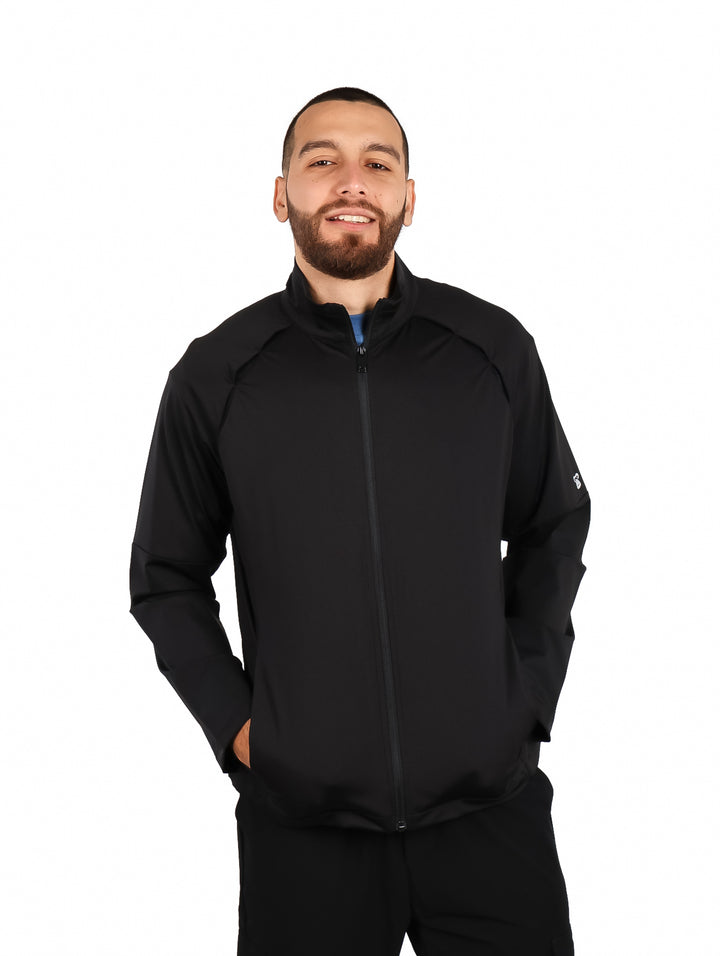 Hombre vistiendo una chaqueta deportiva de color negro con cierre frontal y cuello alto.