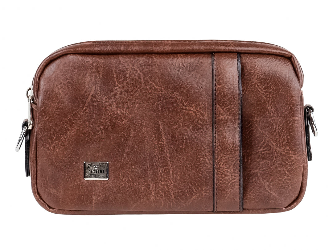 Bolso estilo cartera color marrón oscuro de material sintético con textura rugosa y cierre superior.