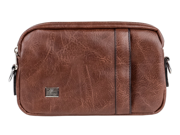 Bolso estilo cartera color marrón oscuro de material sintético con textura rugosa y cierre superior.