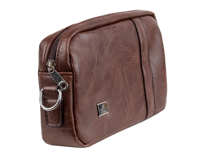 Bolso estilo cartera color marrón oscuro de material sintético con textura rugosa y cierre superior.
