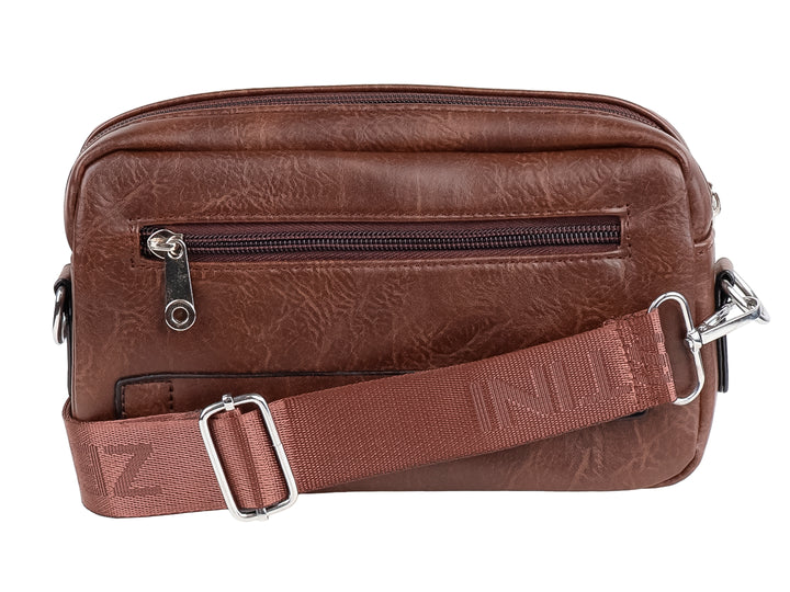 Bolso estilo cartera color marrón oscuro de material sintético con textura rugosa y cierre superior.