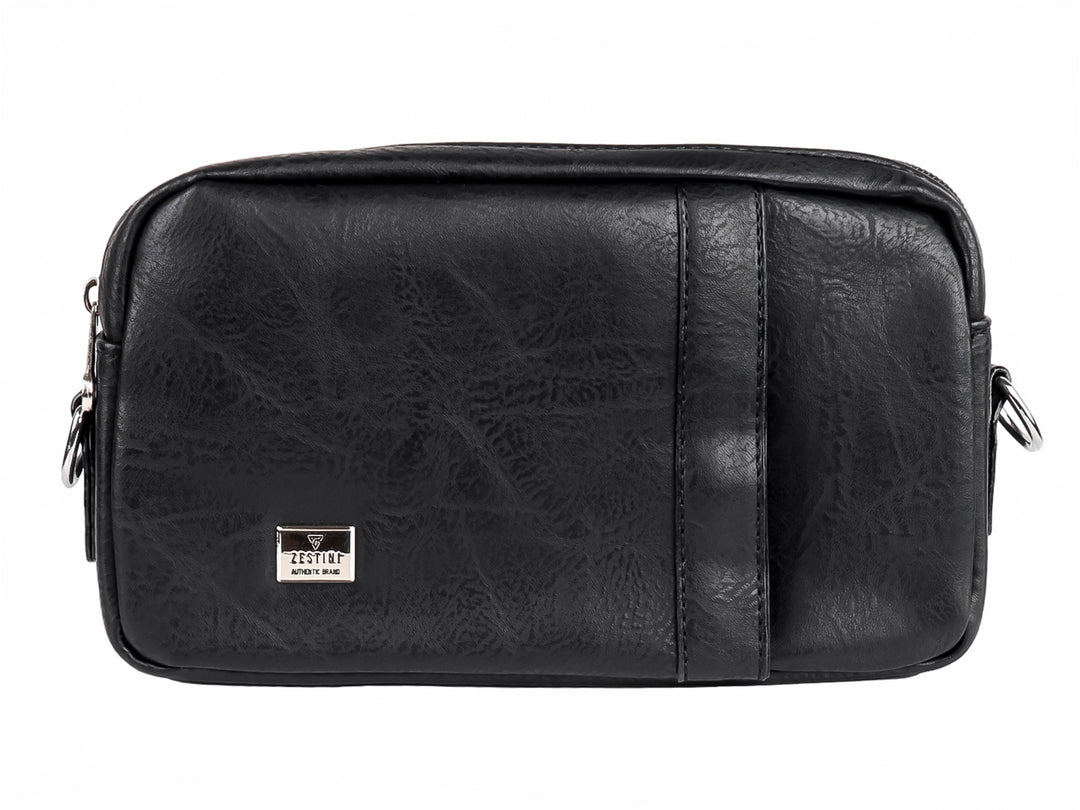 Bolso estilo cartera color negro de material sintético con textura rugosa y detalle metálico frontal.