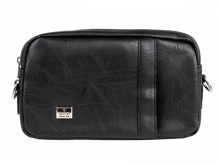 Bolso estilo cartera color negro de material sintético con textura rugosa y detalle metálico frontal.