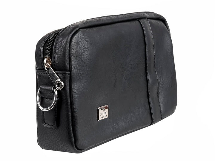 Bolso estilo cartera color negro de material sintético con textura rugosa y detalle metálico frontal.