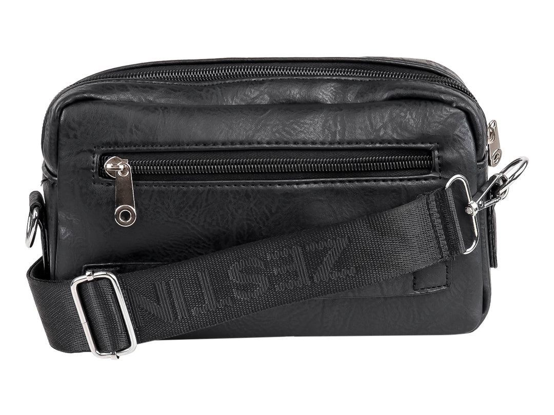 Bolso estilo cartera color negro de material sintético con textura rugosa y detalle metálico frontal.