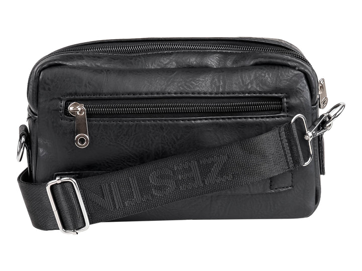 Bolso estilo cartera color negro de material sintético con textura rugosa y detalle metálico frontal.