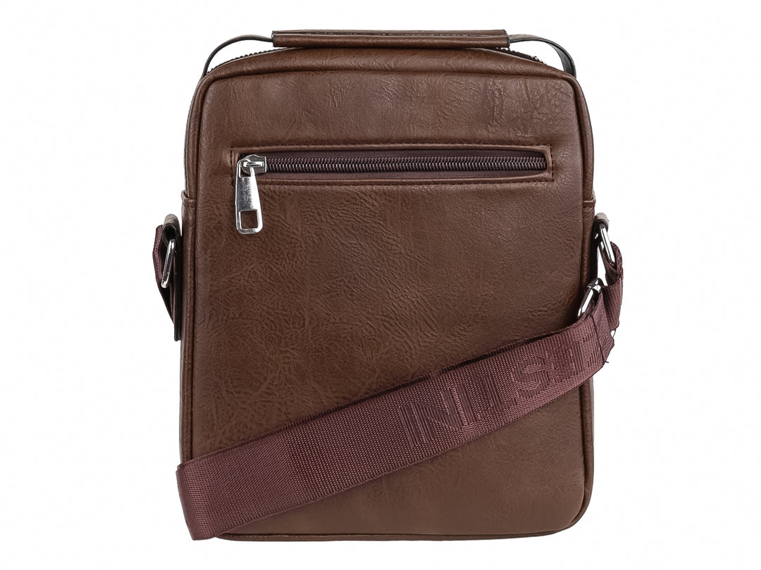 Bolso bandolera color marrón oscuro con textura rugosa, cierre frontal y asa superior.