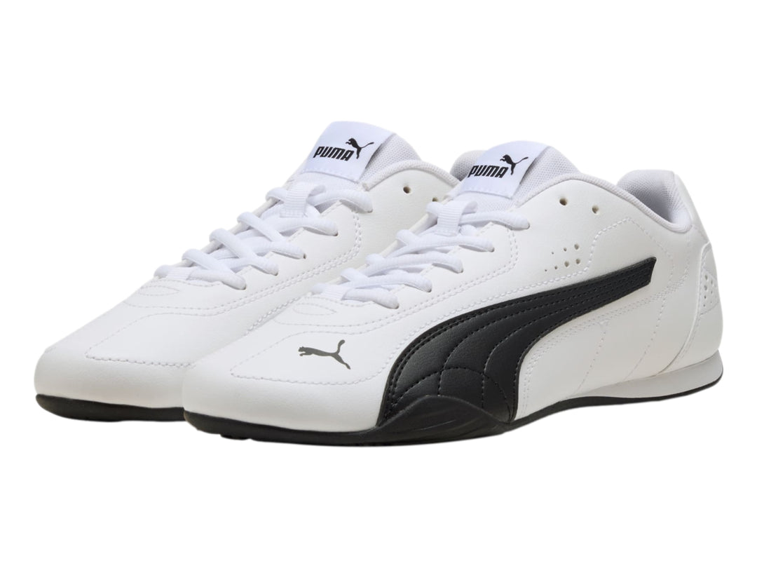 Tenis PUMA Catch color blanco con franja lateral en negro y suela negra.
