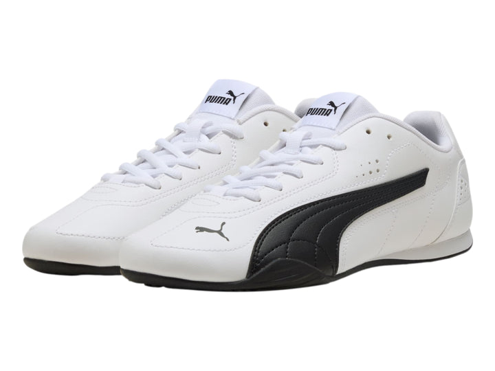 Tenis PUMA Catch color blanco con franja lateral en negro y suela negra.