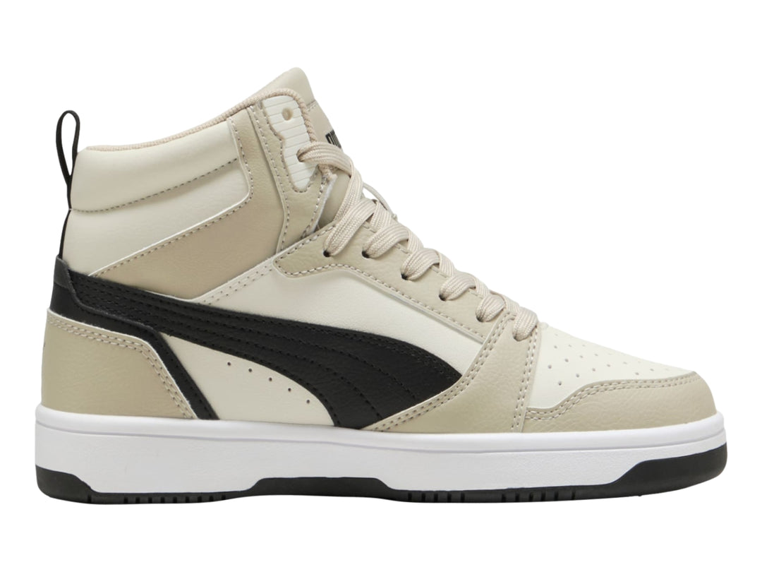 Tenis PUMA Rebound V6 Mid JR en color gris y negro con suela blanca para niño.