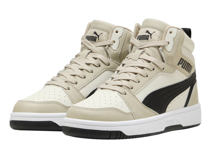 Tenis PUMA Rebound V6 Mid JR en color gris y negro con suela blanca para niño.