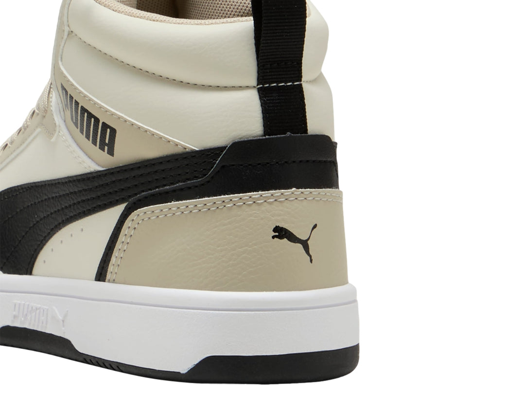 Tenis PUMA Rebound V6 Mid JR en color gris y negro con suela blanca para niño.