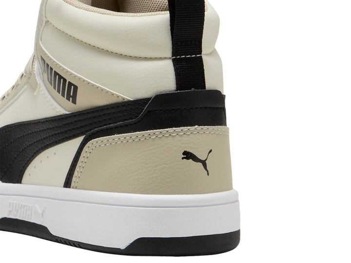 Tenis PUMA Rebound V6 Mid JR en color gris y negro con suela blanca para niño.
