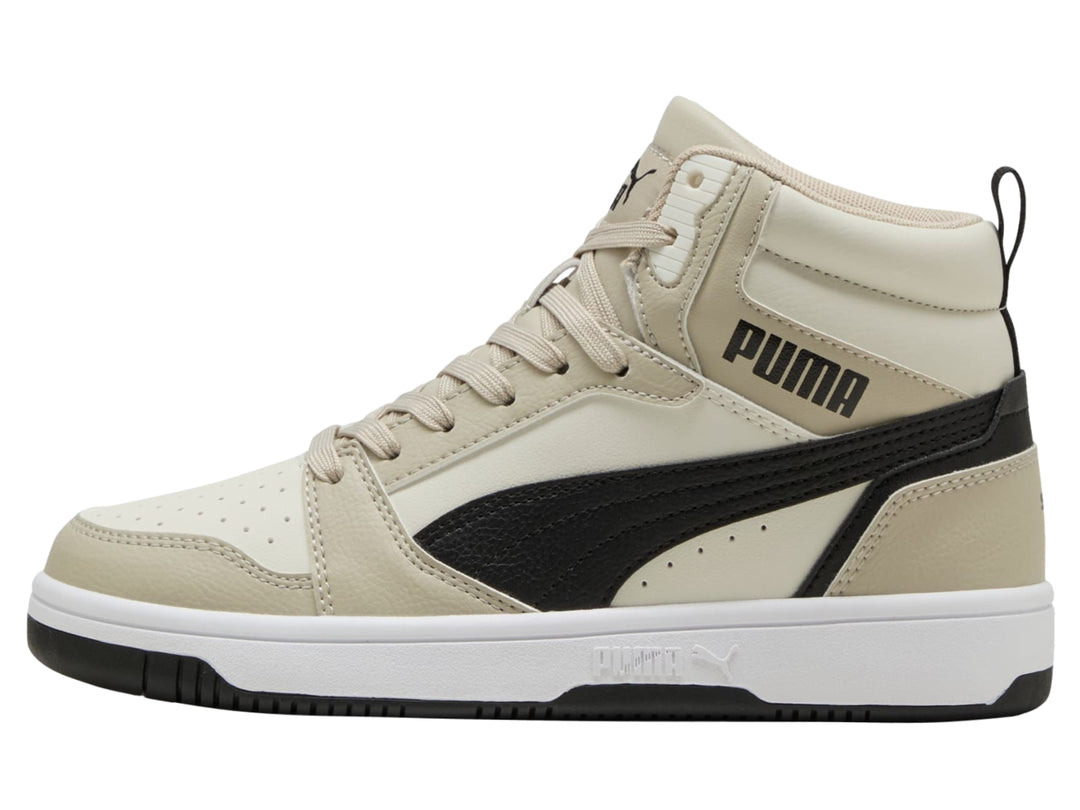 Tenis PUMA Rebound V6 Mid JR en color gris y negro con suela blanca para niño.