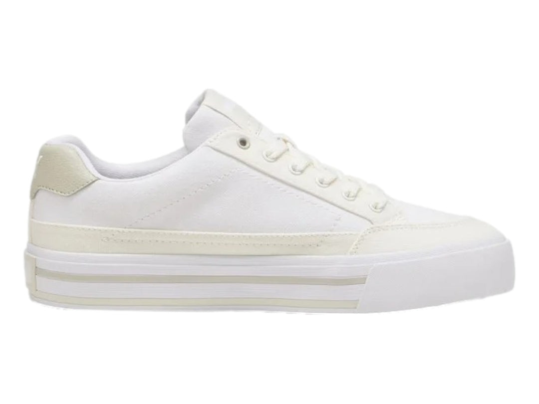 Tenis PUMA Court Classic Vulc FS color blanco con detalles en blanco hueso, vista lateral.