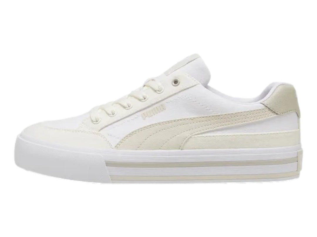 Tenis PUMA Court Classic Vulc FS color blanco con detalles en blanco hueso, vista lateral.