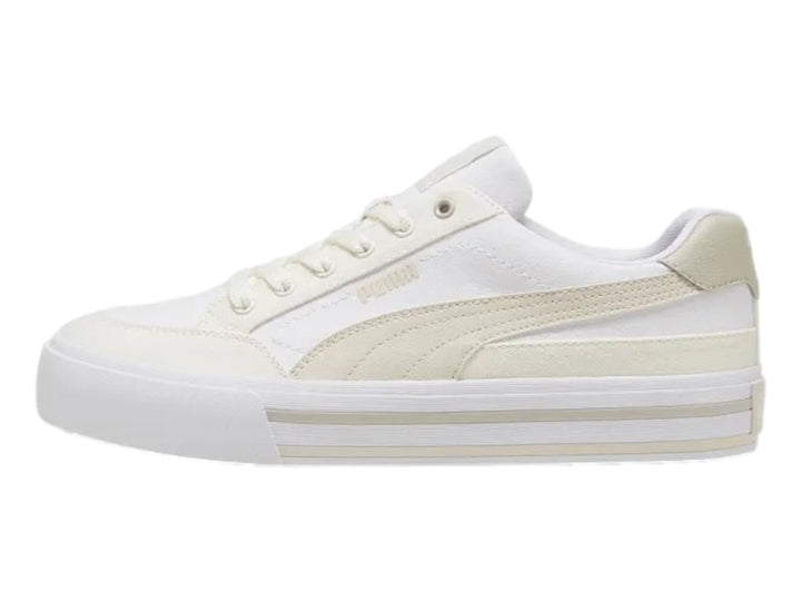 Tenis PUMA Court Classic Vulc FS color blanco con detalles en blanco hueso, vista lateral.
