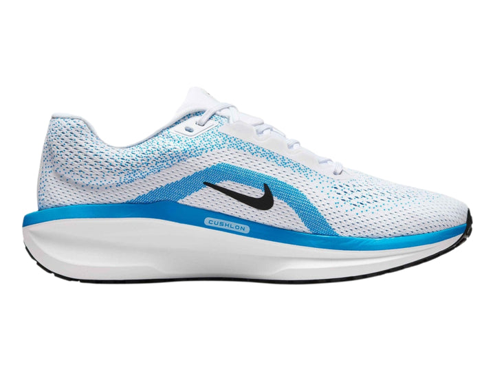Tenis deportivos Nike Winflo 11 color blanco con detalles en azul claro y suela blanca.