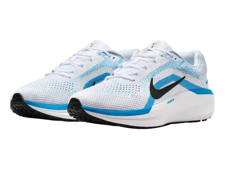 Tenis deportivos Nike Winflo 11 color blanco con detalles en azul claro y suela blanca.