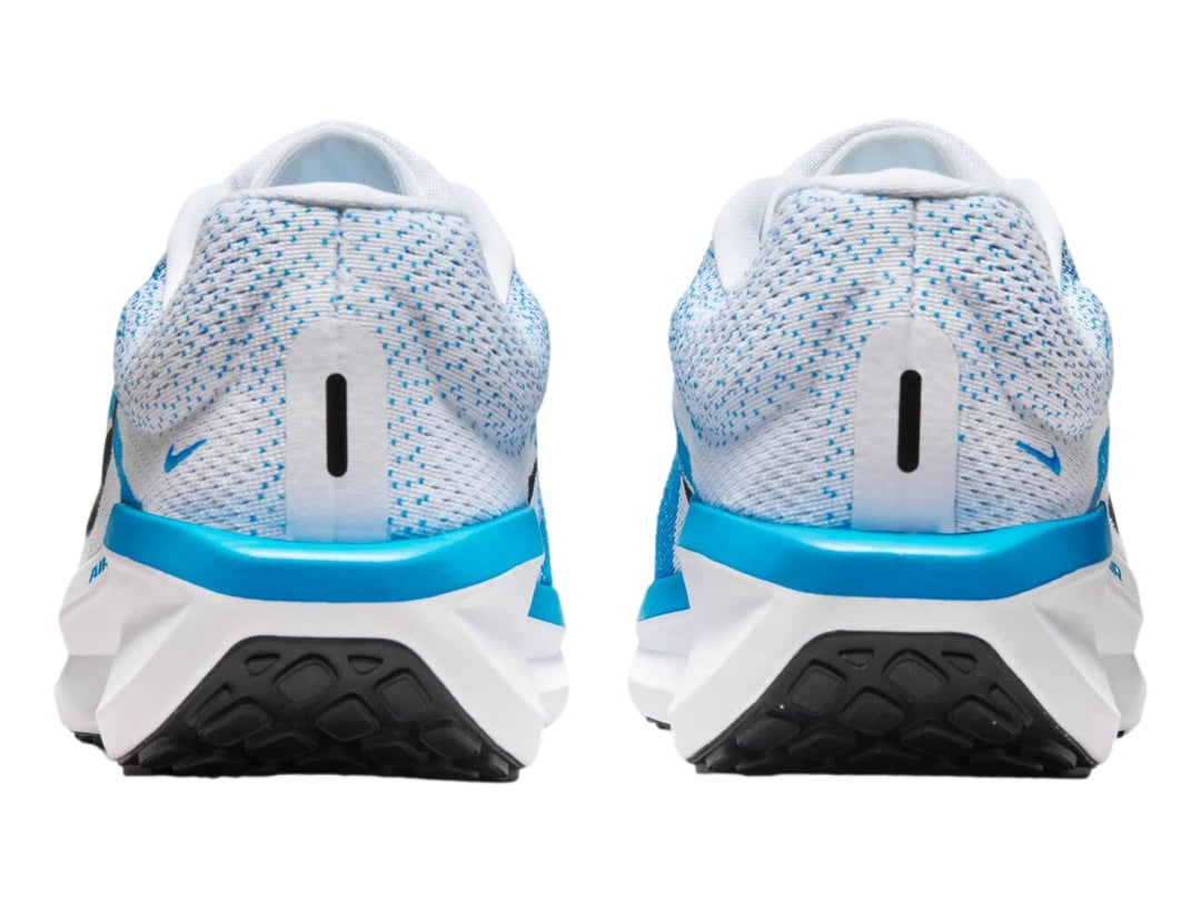 Tenis deportivos Nike Winflo 11 color blanco con detalles en azul claro y suela blanca.