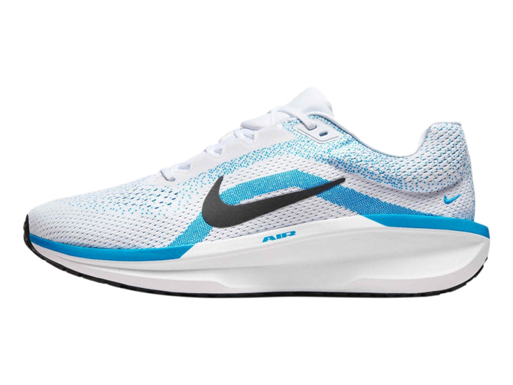 Tenis deportivos Nike Winflo 11 color blanco con detalles en azul claro y suela blanca.