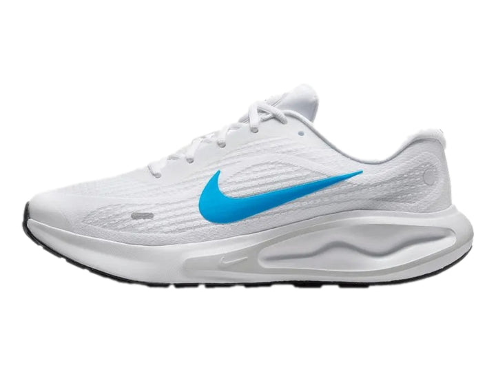 Tenis Nike Journey Run color blanco con logotipo azul y suela blanca y negra.