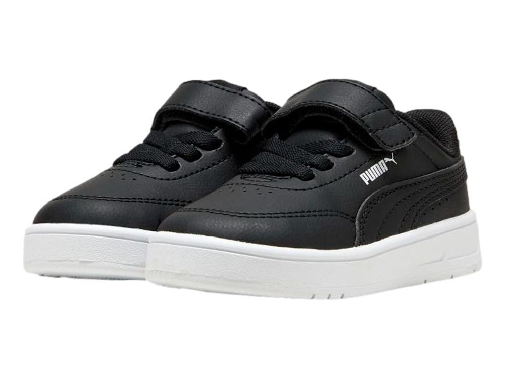 Tenis PUMA infantiles color negro con suela blanca y cierre de correa velcro y agujetas.