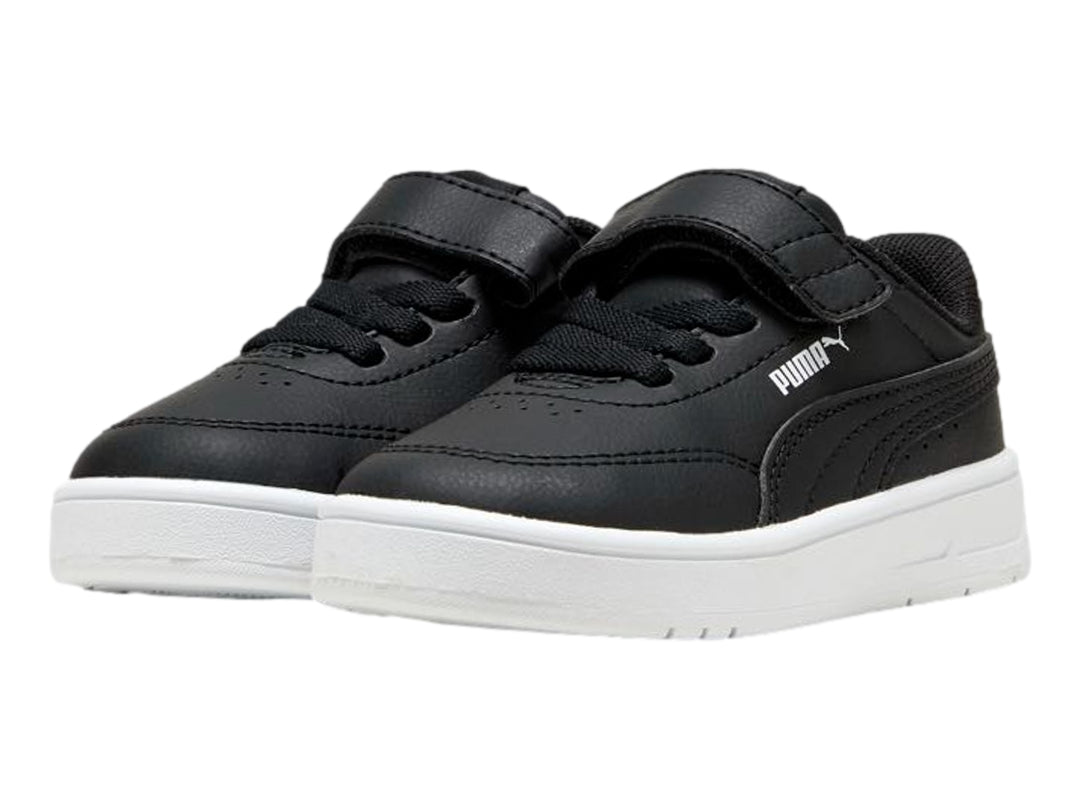 Tenis PUMA infantiles color negro con suela blanca y cierre de correa velcro y agujetas.