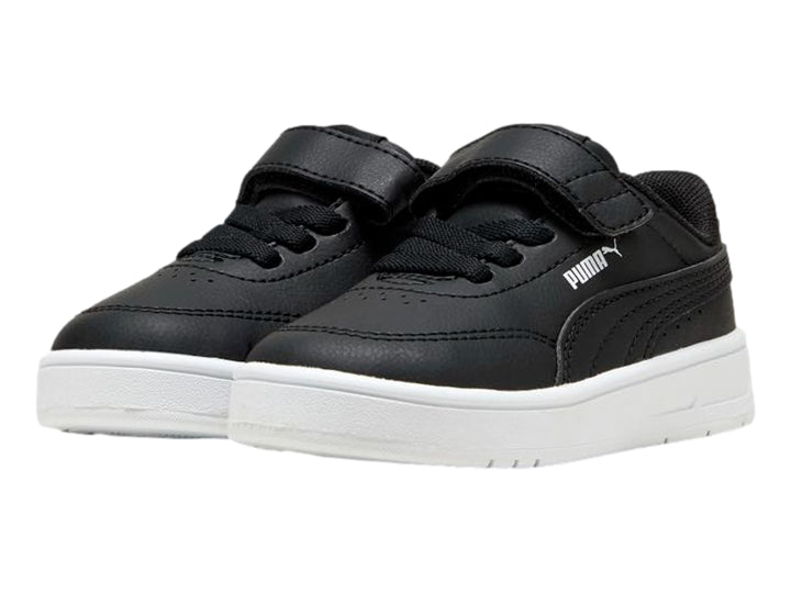 Tenis PUMA infantiles color negro con suela blanca y cierre de correa velcro y agujetas.