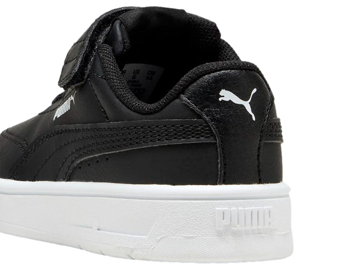 Tenis PUMA infantiles color negro con suela blanca y cierre de correa velcro y agujetas.