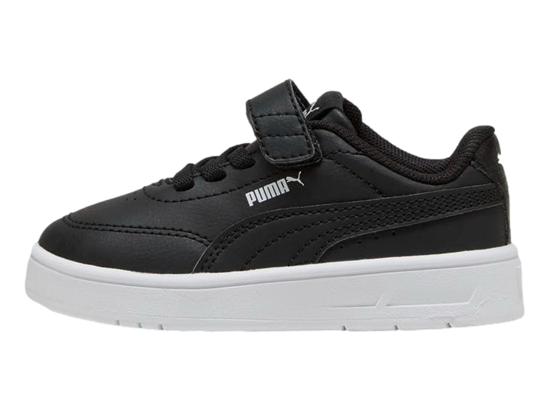 Tenis PUMA infantiles color negro con suela blanca y cierre de correa velcro y agujetas.