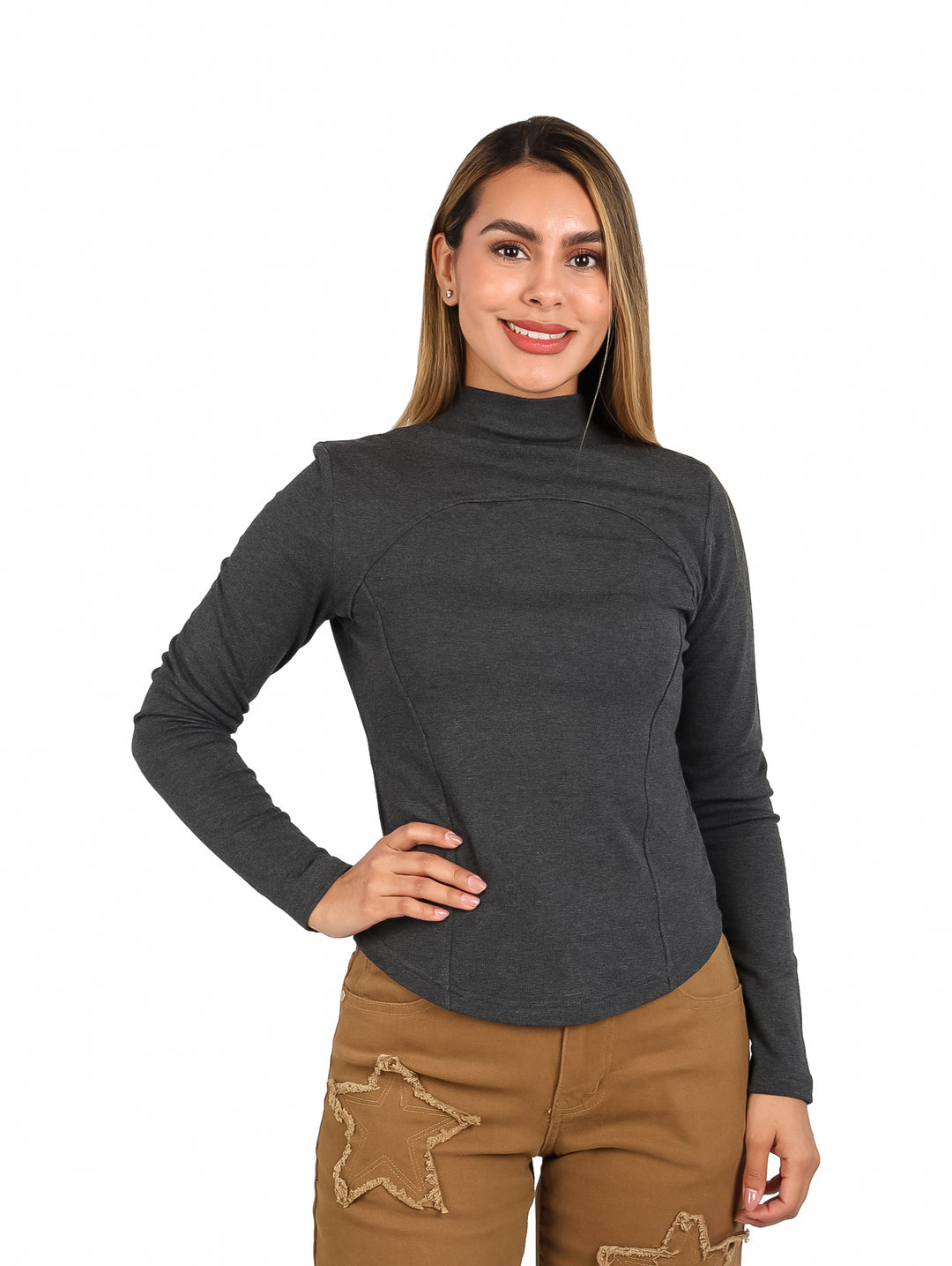 Mujer vistiendo una blusa de manga larga en color gris oscuro con cuello alto.