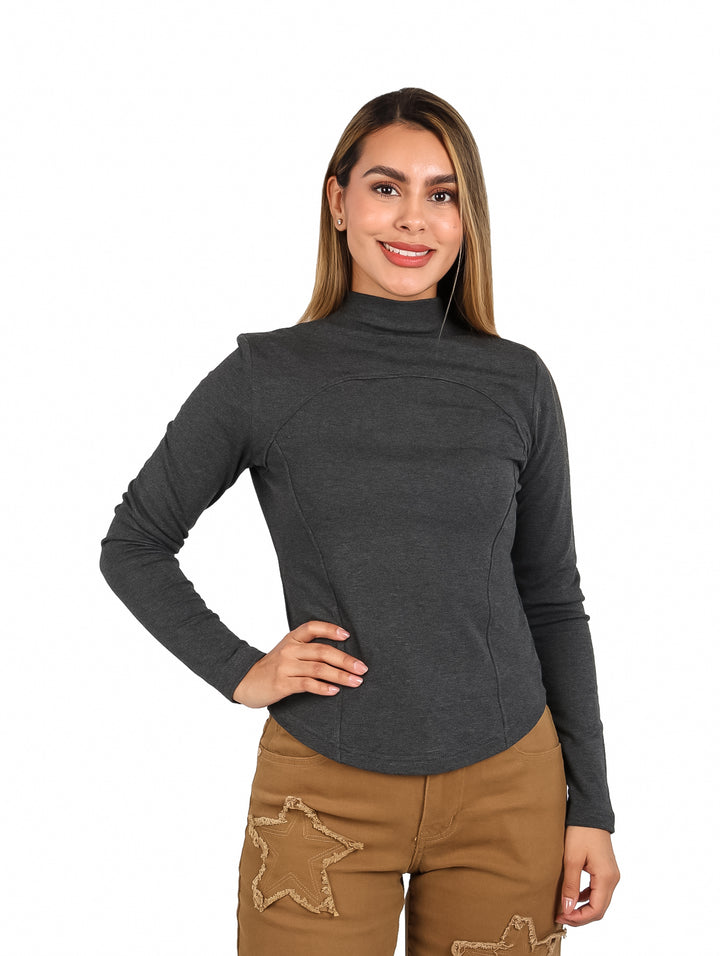 Mujer vistiendo una blusa de manga larga en color gris oscuro con cuello alto.