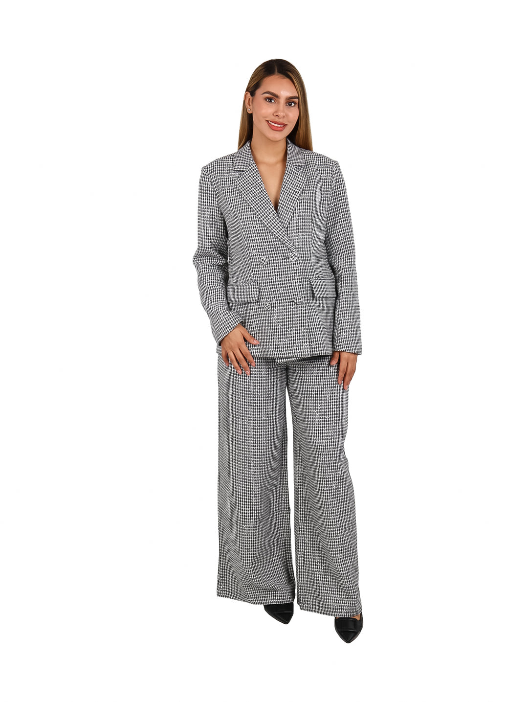 Mujer vistiendo un conjunto de blazer y pantalón ancho a cuadros en color blanco y negro.