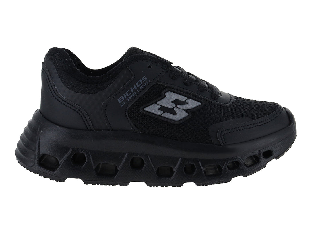 Tenis deportivos infantiles color negro total con suela gruesa y tejido de malla.