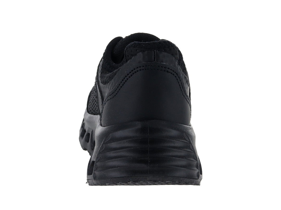 Tenis deportivos infantiles color negro total con suela gruesa y tejido de malla.