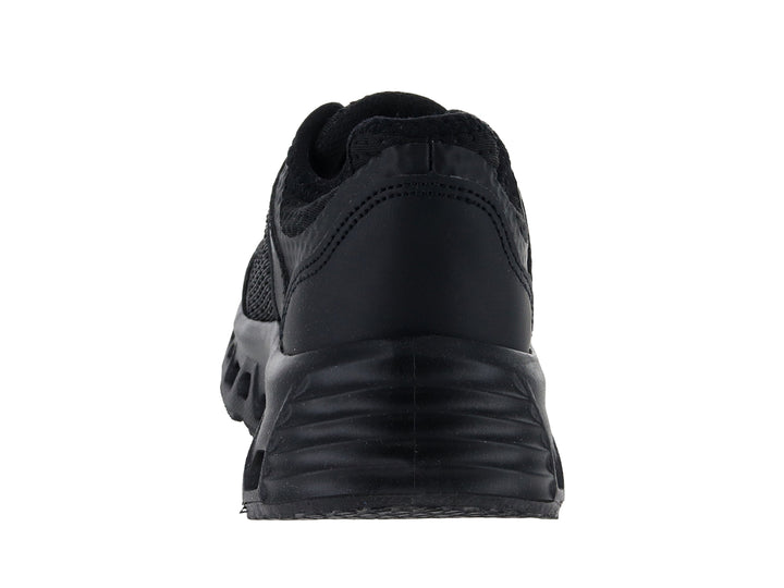 Tenis deportivos infantiles color negro total con suela gruesa y tejido de malla.
