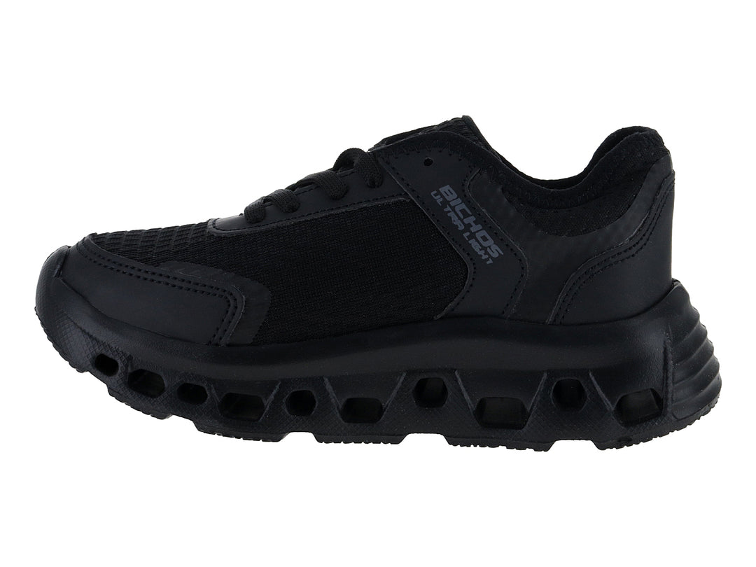 Tenis deportivos infantiles color negro total con suela gruesa y tejido de malla.