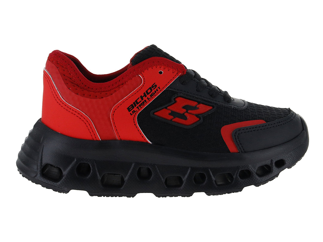 Zapato deportivo infantil BICHOS en colores negro y rojo con suela gruesa y detalles en malla.