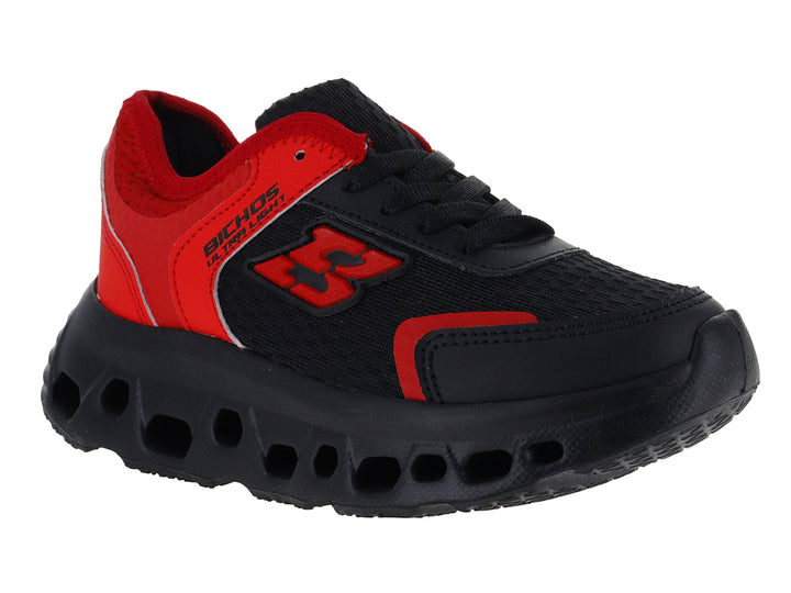Zapato deportivo infantil BICHOS en colores negro y rojo con suela gruesa y detalles en malla.