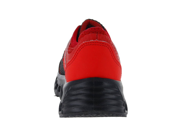 Zapato deportivo infantil BICHOS en colores negro y rojo con suela gruesa y detalles en malla.