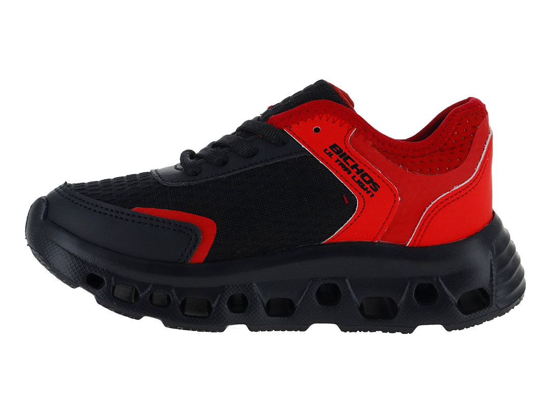 Zapato deportivo infantil BICHOS en colores negro y rojo con suela gruesa y detalles en malla.