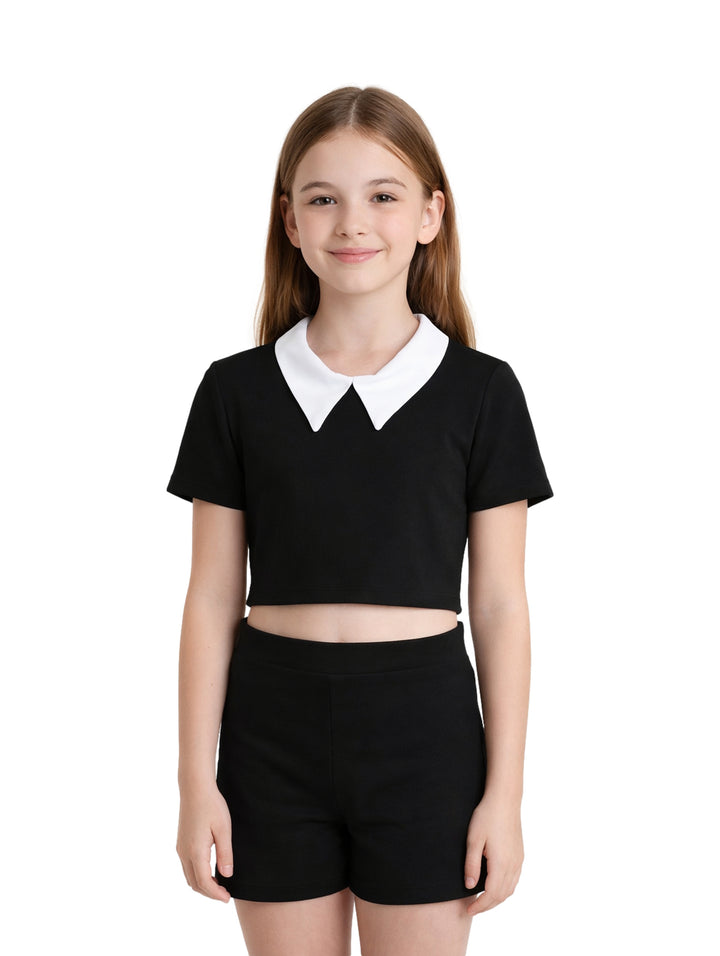 Niña vistiendo blusa corta color negro con cuello blanco contrastante