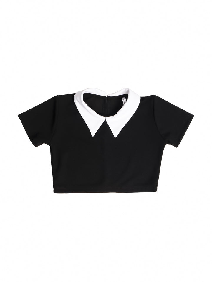 Niña vistiendo blusa corta color negro con cuello blanco contrastante