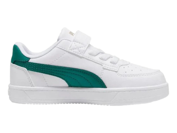 Tenis PUMA blancos con franja verde lateral y cierre de correa velcro para niños.