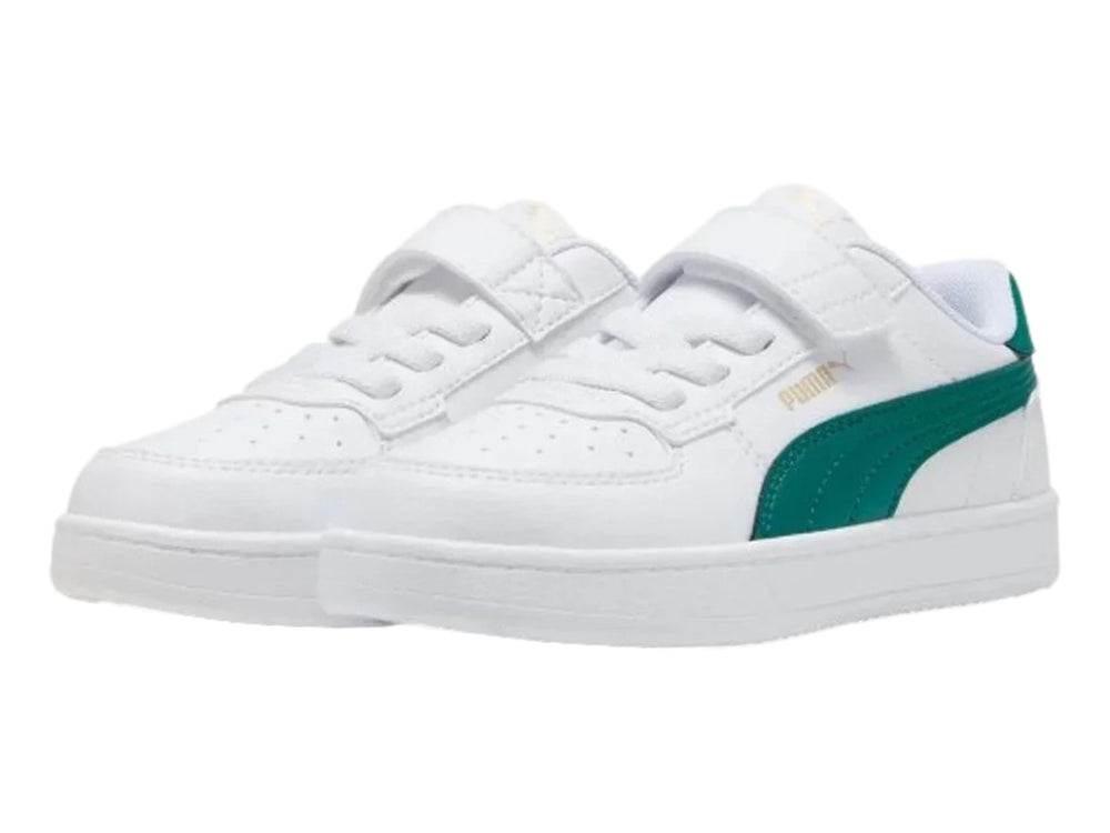 Tenis PUMA blancos con franja verde lateral y cierre de correa velcro para niños.