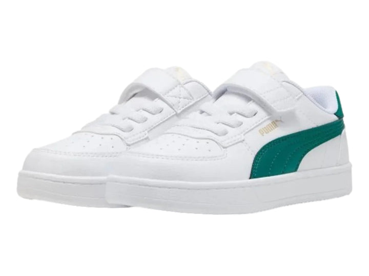 Tenis PUMA blancos con franja verde lateral y cierre de correa velcro para niños.