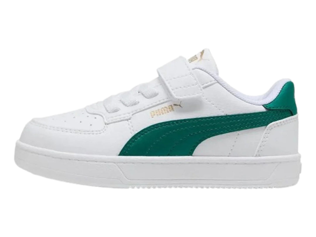 Tenis PUMA blancos con franja verde lateral y cierre de correa velcro para niños.