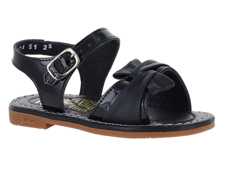 Sandalia de charol negro para niña con moño decorativo y suela color café.