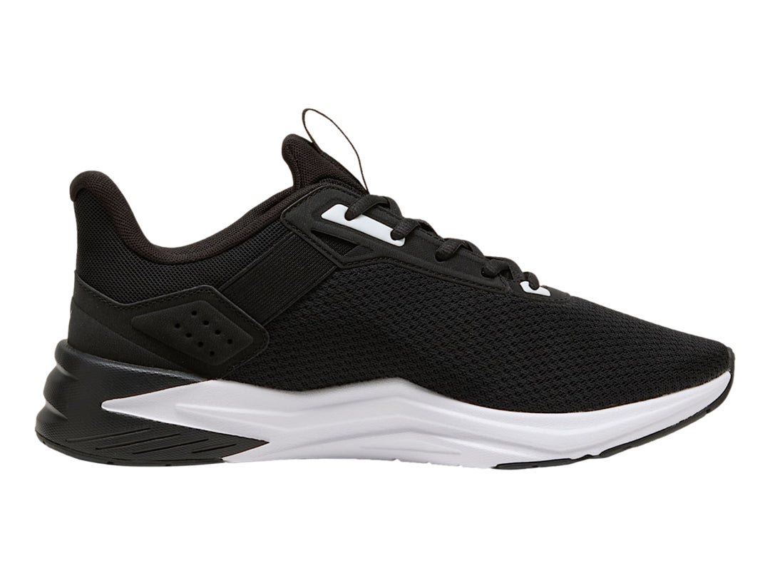 Tenis deportivos PUMA color negro con suela blanca, vista lateral.